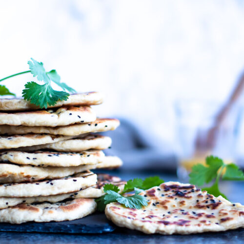 Naanbrød indiske fladbrød på panden