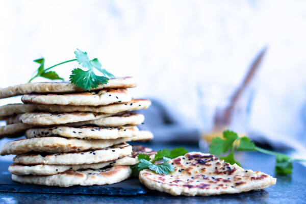 Naanbrød indiske fladbrød på panden