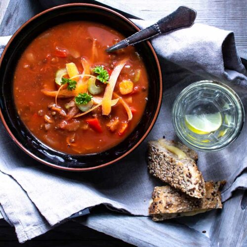 Nem linsesuppe med tomat og grøntsager