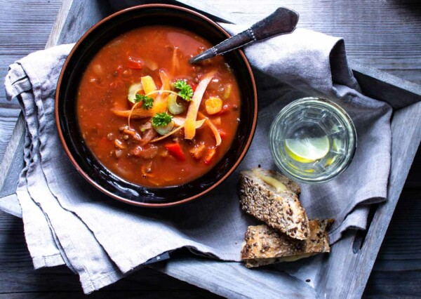 Nem linsesuppe med tomat og grøntsager