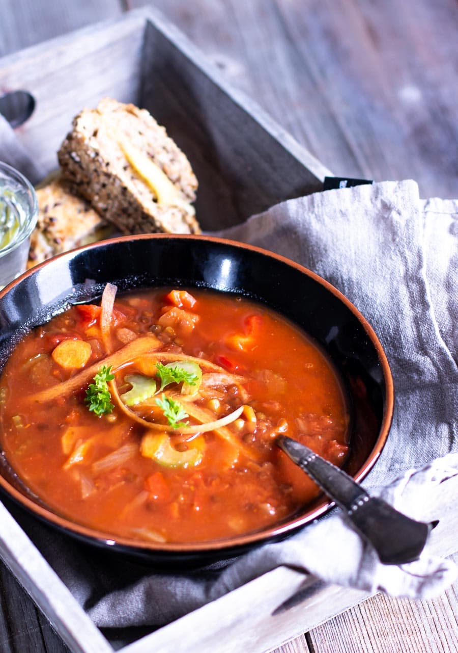 Nem linsesuppe med tomater og grøntsager