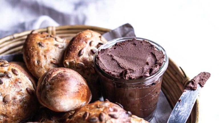 Hjemmelavet nutella med kakao, dadler og bønner