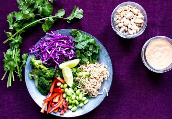 Thaisalat med nudler, peanutsauce og grønsager