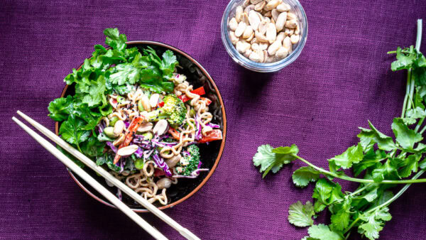 Thaisalat med nudler og den bedste peanutdressing