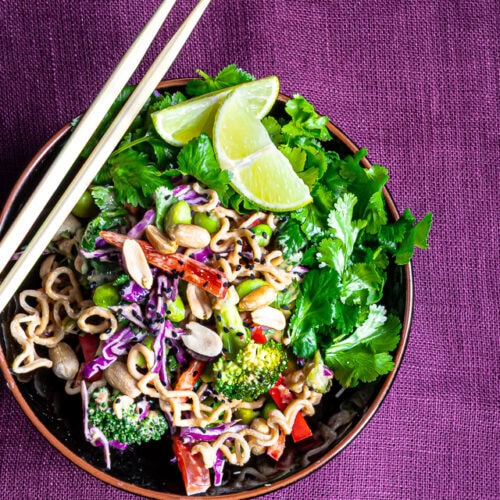 Thaisalat med nudler og den bedste peanutdressing