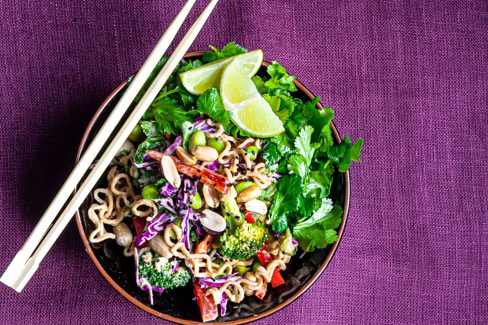 Thaisalat med nudler og den bedste peanutdressing