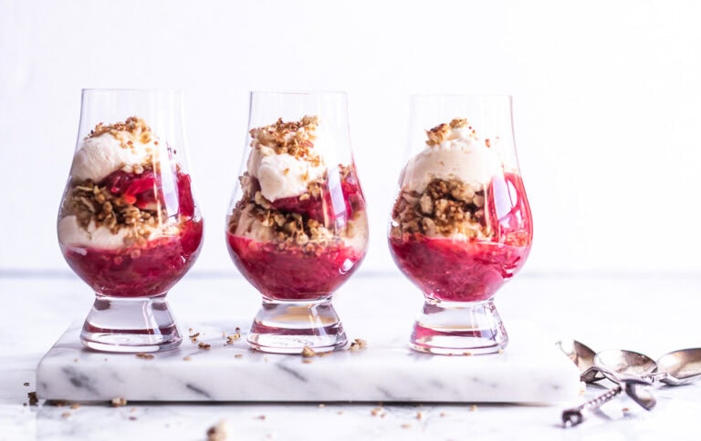 Rabarbertrifli med crumble og mascarpone