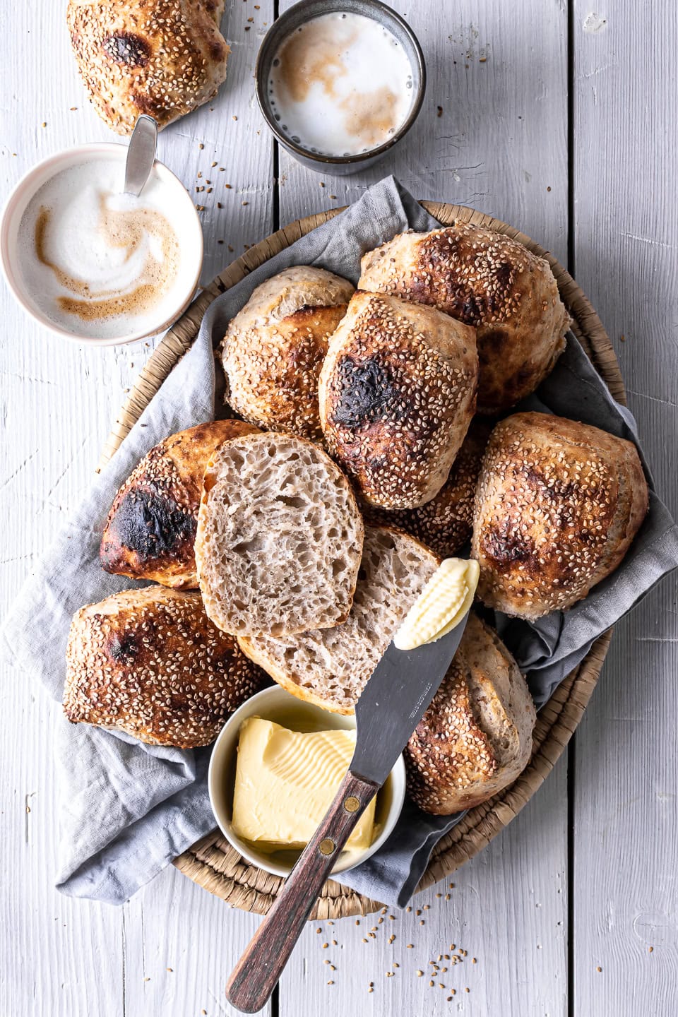 Surdejsboller uden gær med sesam