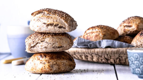 Surdejsboller uden gær med sesam