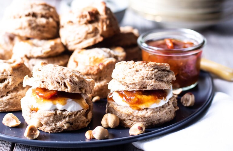 Grove scones med yoghurt, smør og nødder