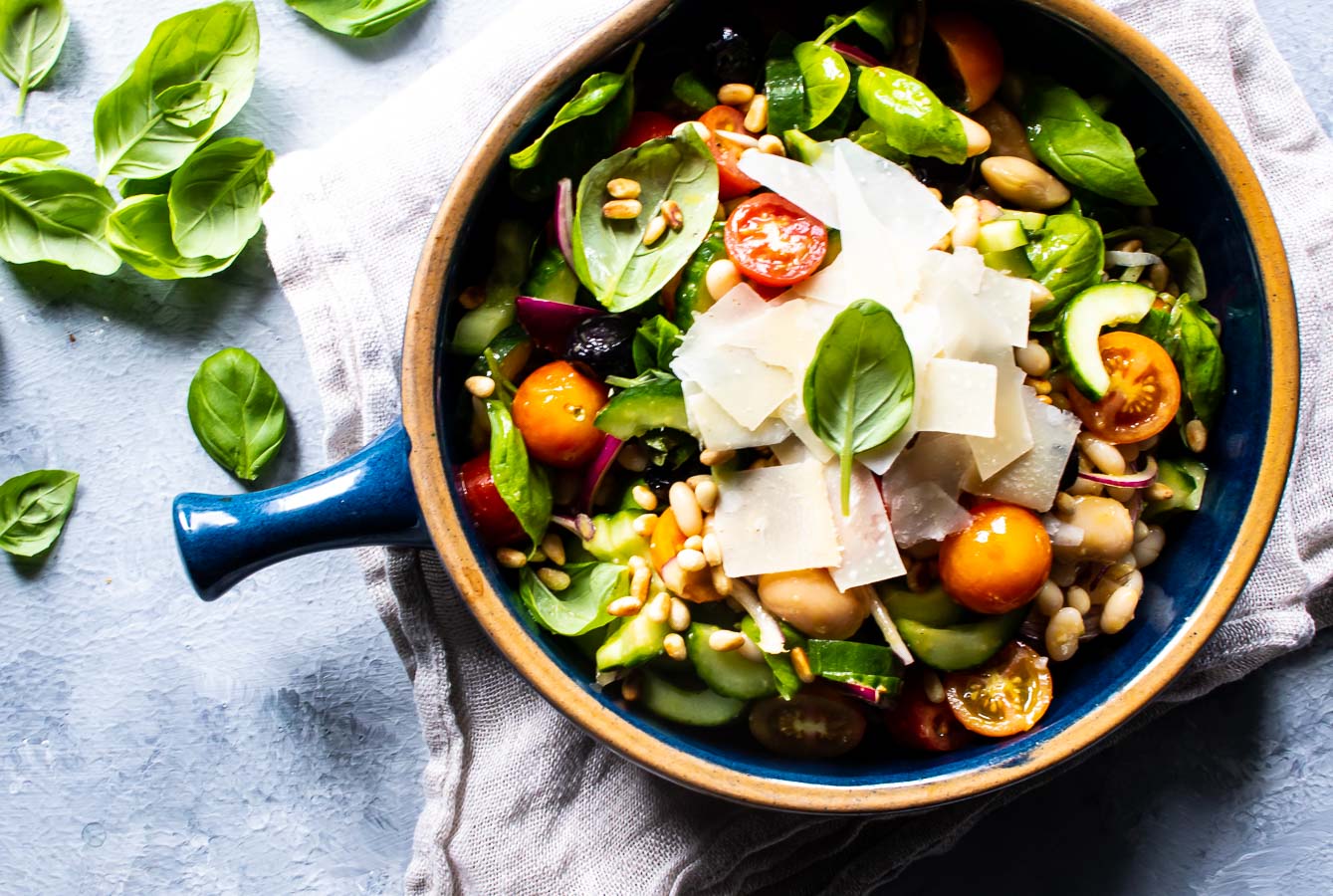 foretage løg Strengt Salat med hvide bønner, tomat og basilikum - Muttionline