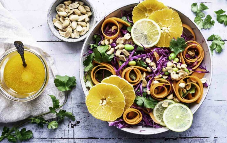 Rød spidskålssalat med appelsin og ingefærdressing