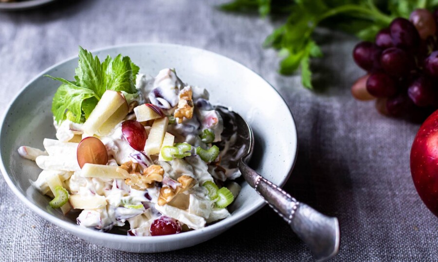 Waldorfsalat med fløde og creme fraiche helt klassisk