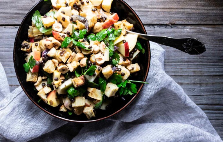 Salat med bagt knoldselleri og æbler