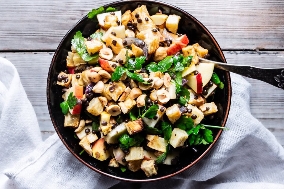 Salat med bagt knoldselleri og æbler