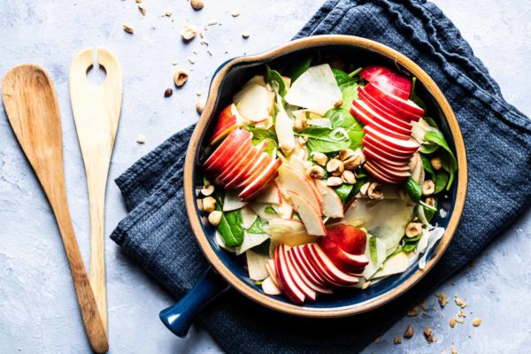 Salat med glaskål, spinat og æble
