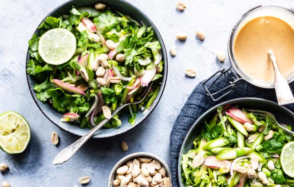 Aspargessalat med rabarber og spicy peanutdressing
