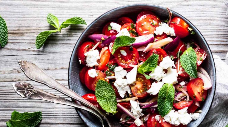 Tomatsalat med feta og mynte