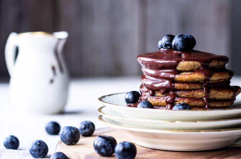 Bananpandekager uden æg med chokoladesauce