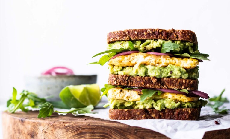 Avocado toast med æg og syltede rødløg