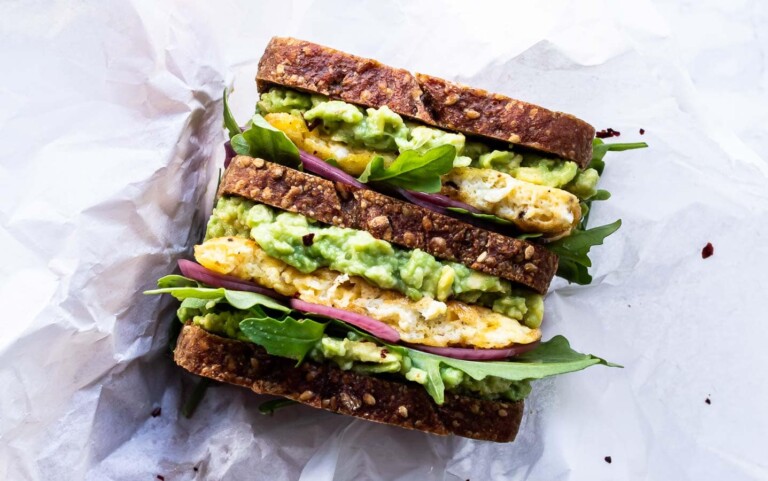 Avocado toast med æg og syltede rødløg