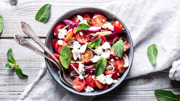 Græsk tomatsalat med feta og mynte