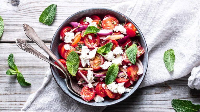Græsk tomatsalat med feta og mynte