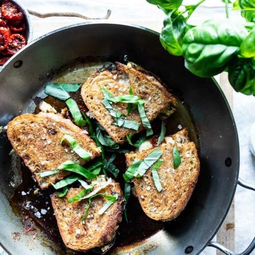 Vegetar toast med aubergine og semidried tomater