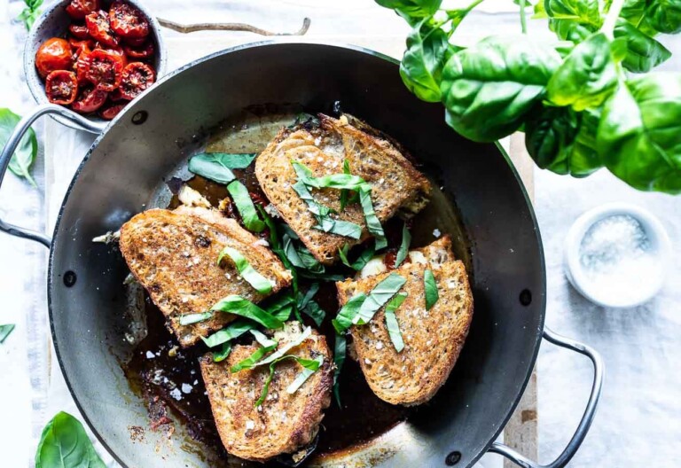Vegetar toast med aubergine og semidried tomater
