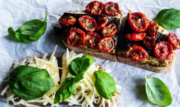 Vegetar toast med aubergine og semidried tomater