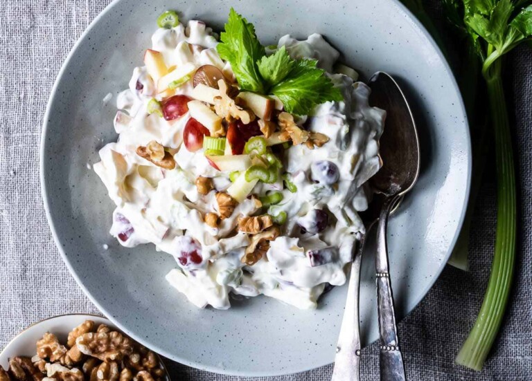 Waldorfsalat med fløde og creme fraiche - helt klassisk