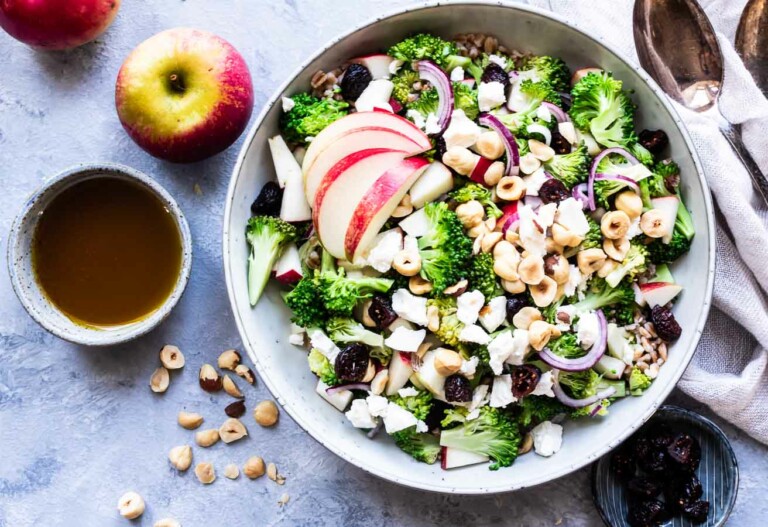 Broccolisalat med æble - vegetarisk broccolisalat