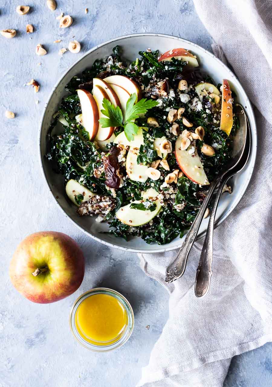 Palmekål salat med æbler, feta og dadler