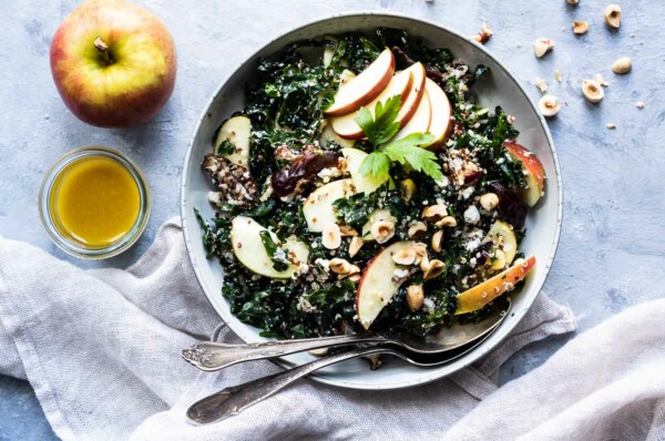 Palmekål salat med æbler, feta og dadler