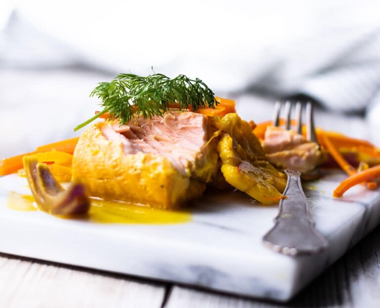 Laks i ovnen med safransauce og kokosmælk