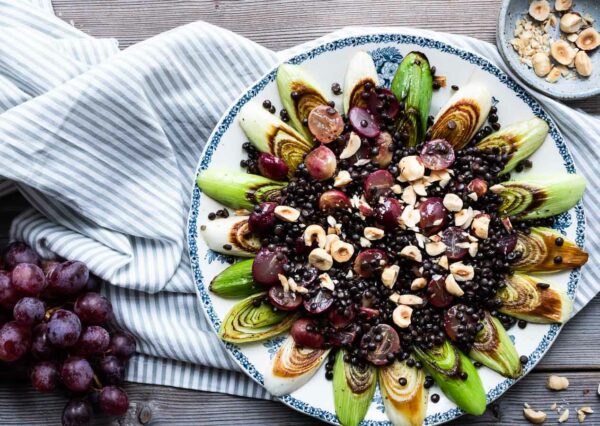 Lun salat med porrer druer linser