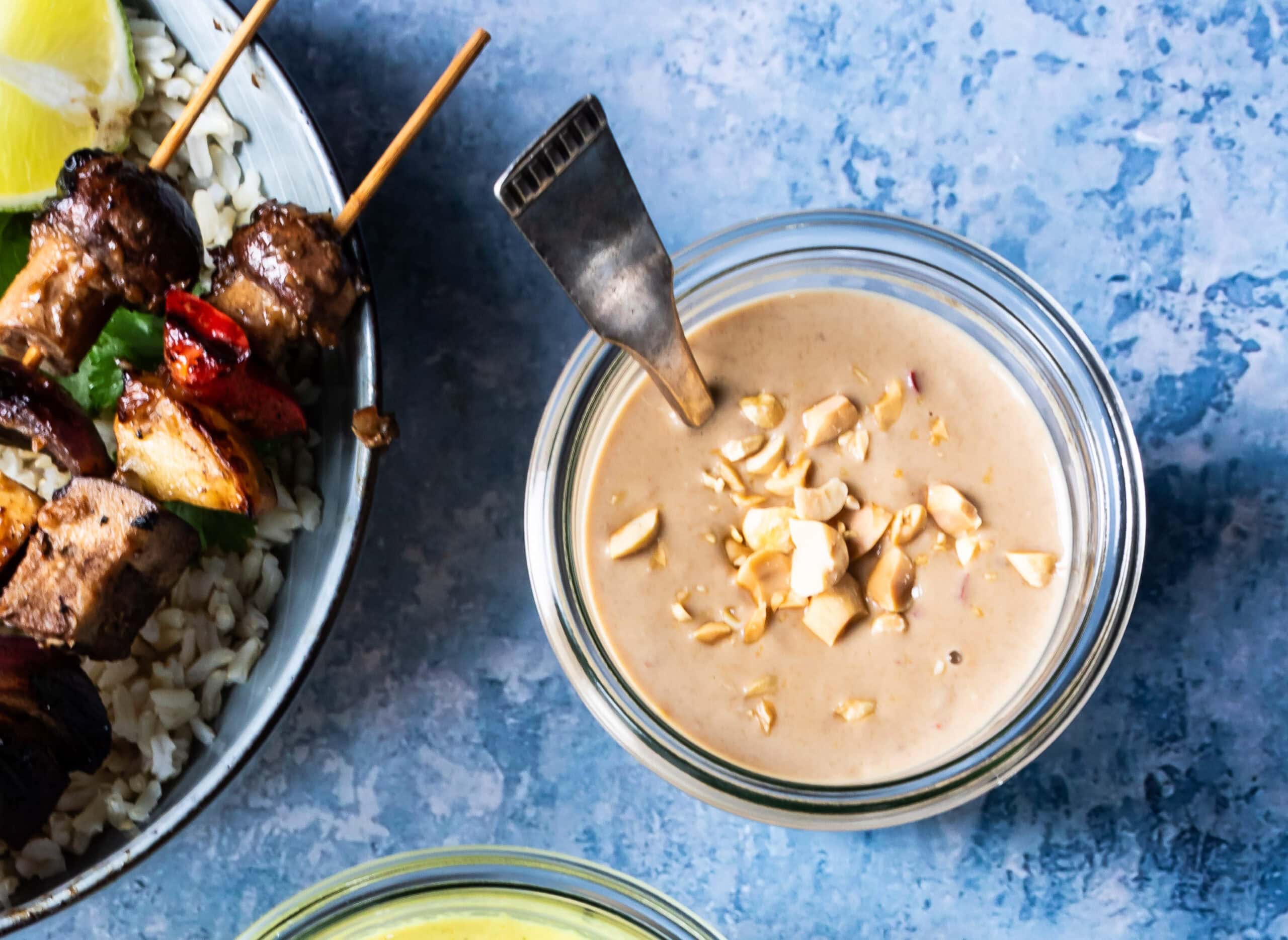 Varm peanutbuttersauce til indonesisk satay