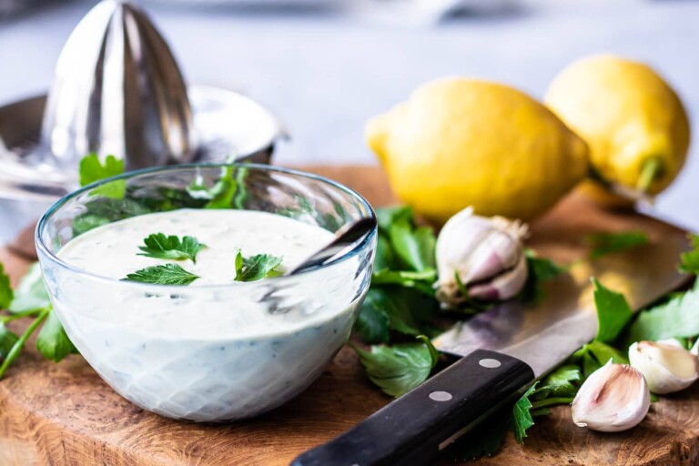 Tahindressing til salat og falafel