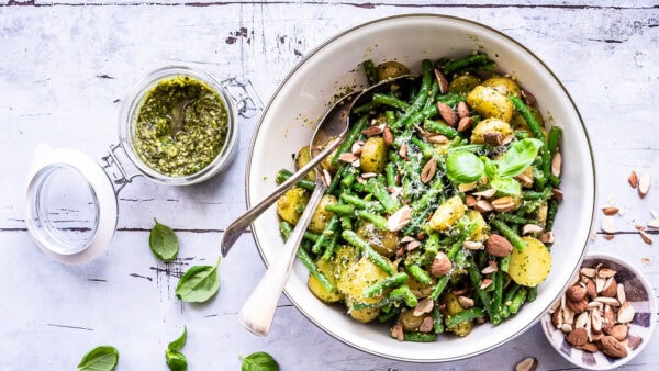 Kold kartoffelsalat med pesto og grønne bønner