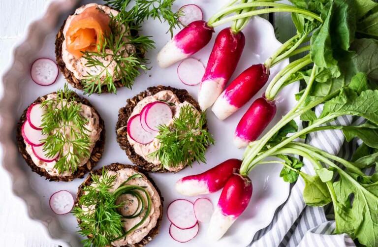 Flødeost med soltørrede tomater og dild