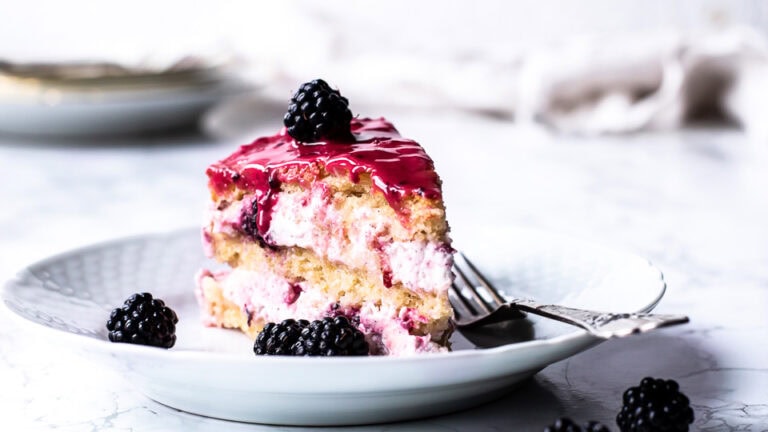 Citronlagkage med brombær og lemoncurd