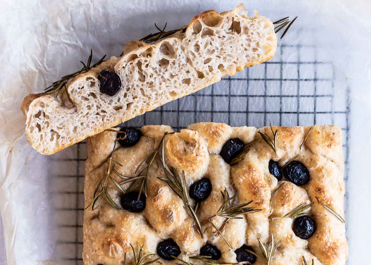 Koldhævet focaccia i bradepande – lækkert madbrød