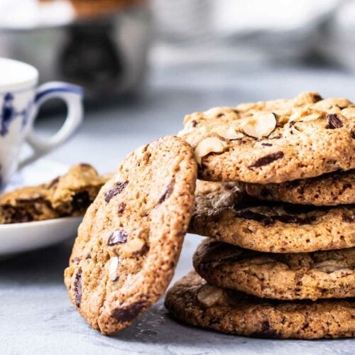 Småkager med chokolade og nødder