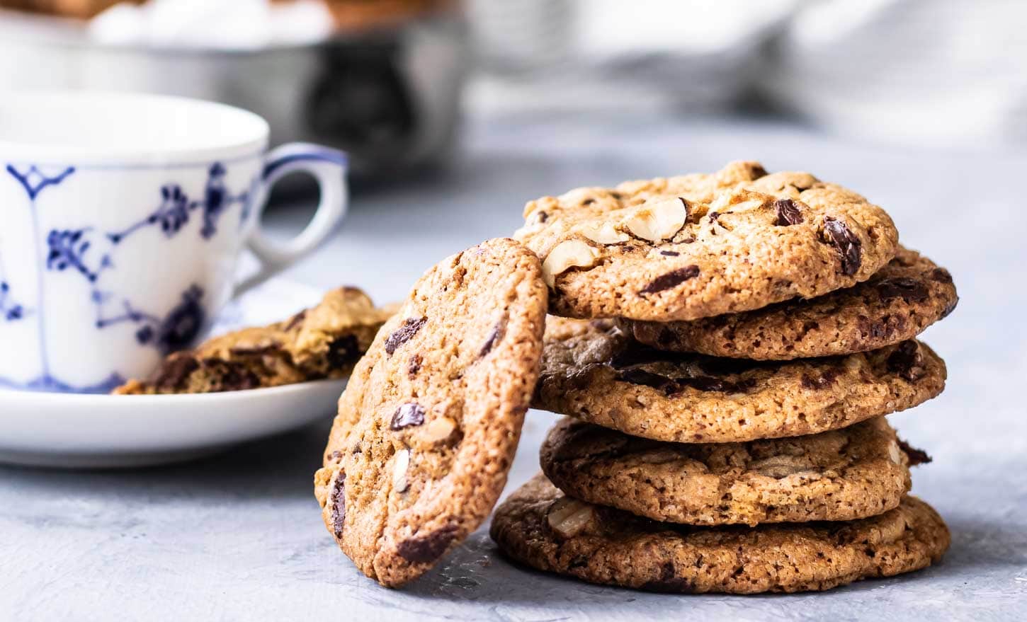 Småkager med chokolade og nødder