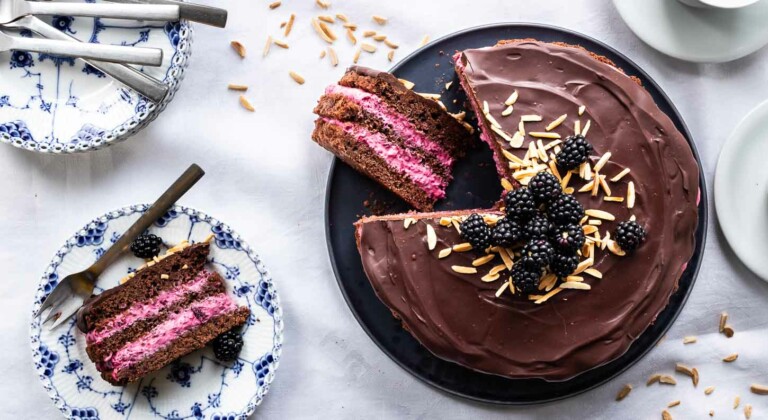 Brombærlagkage med chokoladebunde