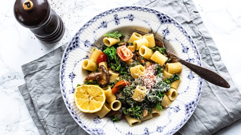 Pasta med grønkål og svampe