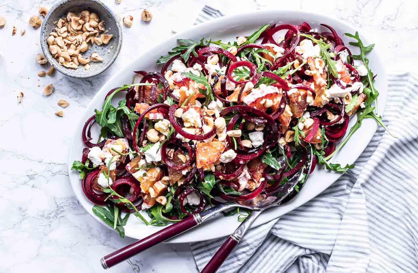 Rå rødbedesalat med rucola, appelsin og feta