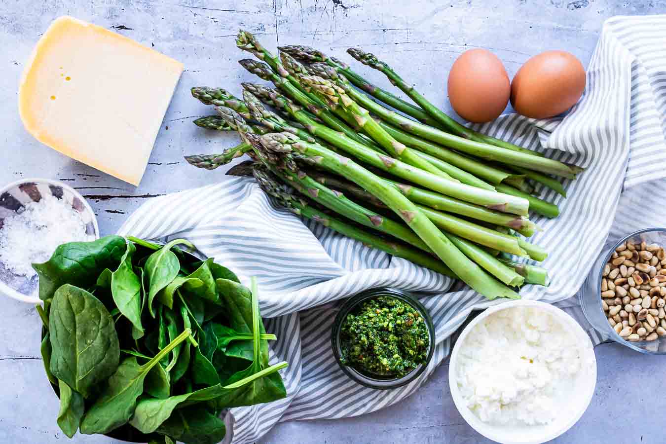 Tærte med asparges, pesto og vesterhavsost