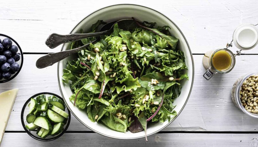 Simpel grøn salat med vinaigrette og pinjekerner