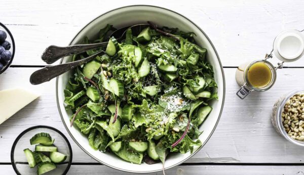Simpel grøn salat med vinaigrette og agurk